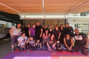 Actividad de yoga dirigida a padres, madres y apoderados
